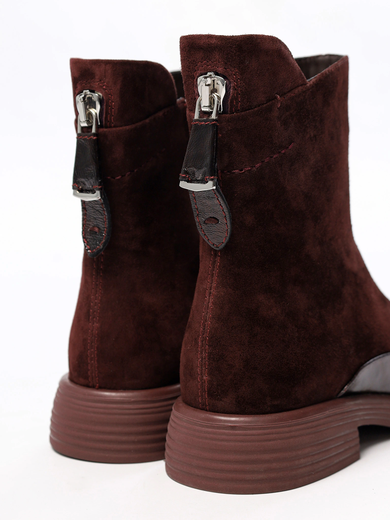 Ботинки бордового цвета на низком широком каблуке